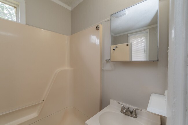 Building Photo - Section 8 Ok! Fully Renovated 1 Bed/1 Bath...