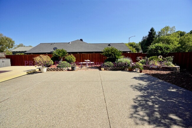 Building Photo - Modern Ranch Style Home on Corner Lot with Large Backyard