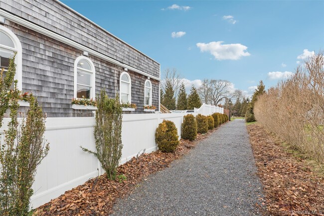 Building Photo - 90 Main St