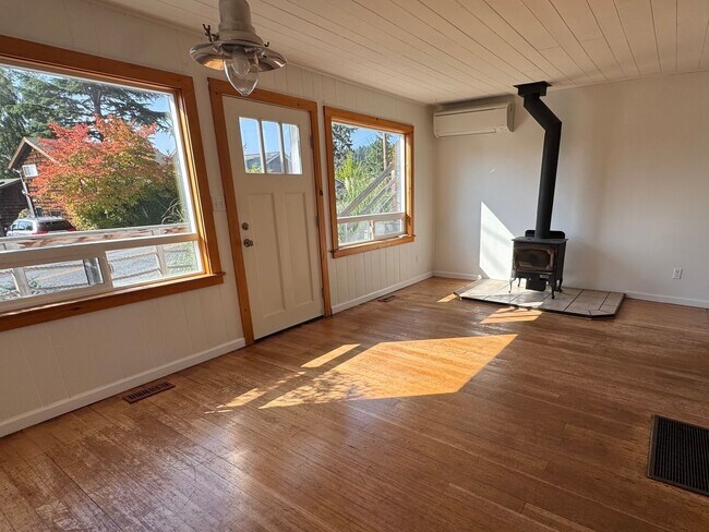 Building Photo - 3 Bed, 2 Bath in Anacortes WATER VIEW and ...