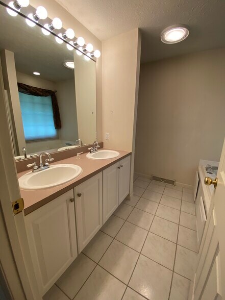 Building Photo - 123 Cobblestone Cir