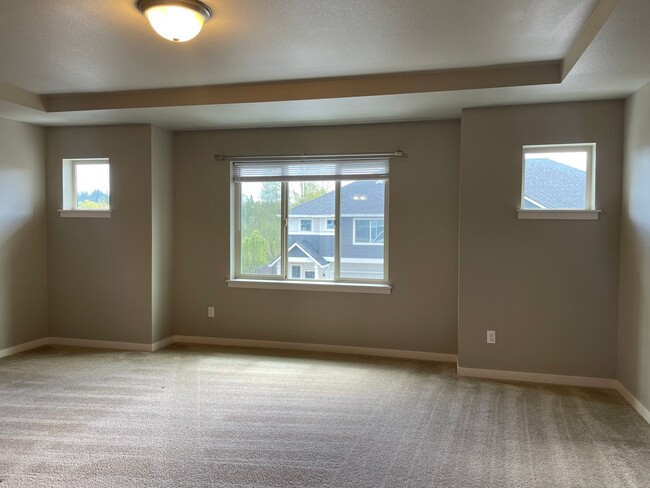 Building Photo - Goregous 3 Bedroom Home Ready for Hot Summ...