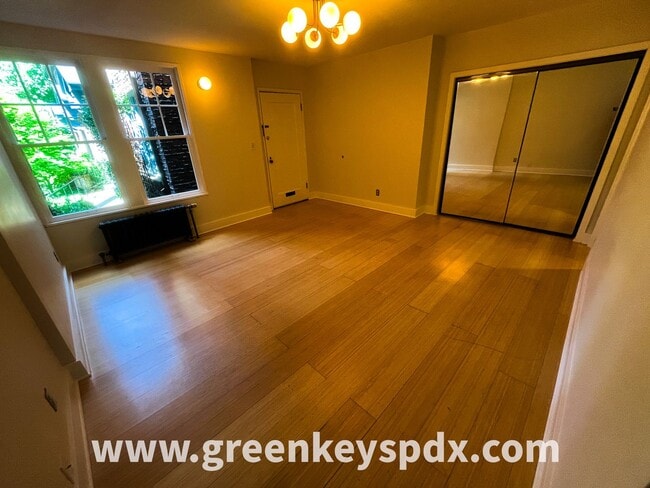 Building Photo - Affordable Nob Hill Studio Condo at Patricia Court – Walk to NW 23rd - Rent covers water, sewer, ...