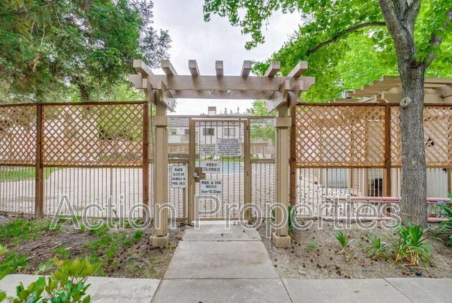 Building Photo - 1341 Meadow Ridge Cir