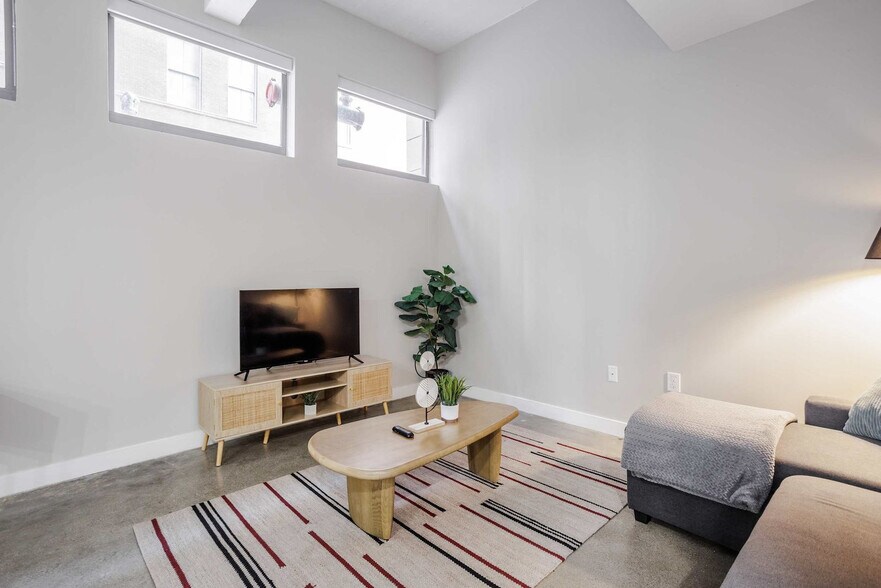 Building Photo - 205 W 4th St