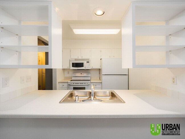 Building Photo - Modern 1 bedroom condo with garage for ren...