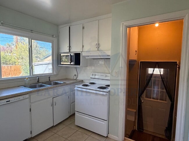 Building Photo - Charming 3 Bedroom 2 Bathroom House