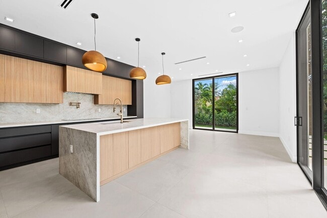 Building Photo - 2324 SW 26th St