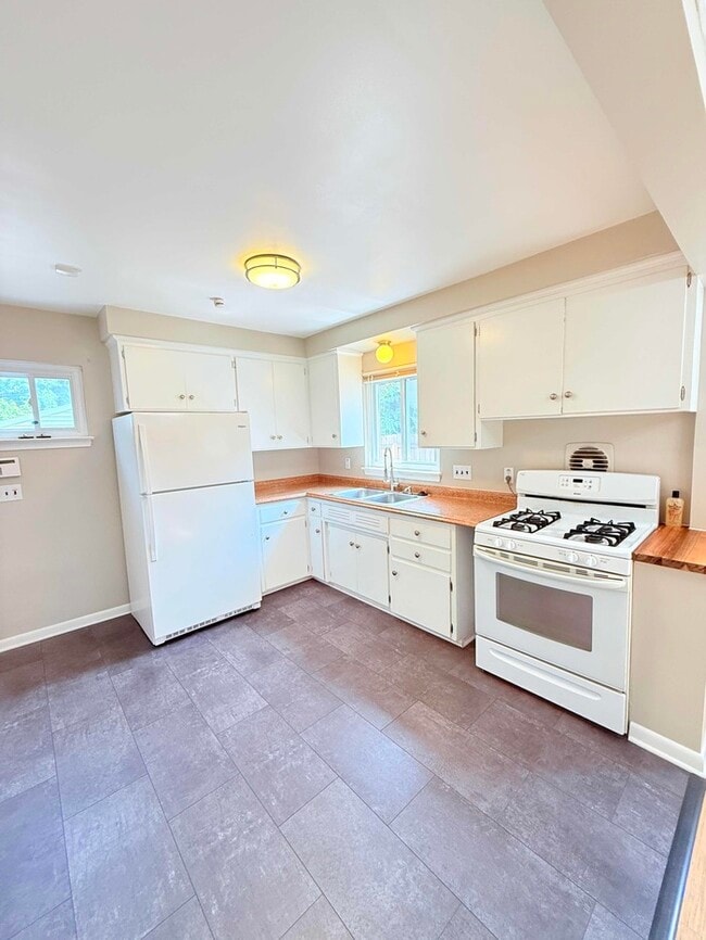 Building Photo - 1718 Cresthill Ave