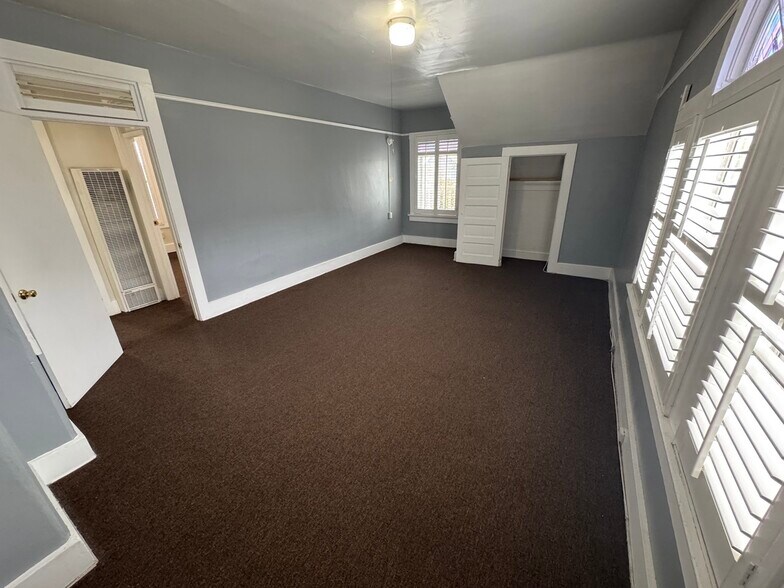 Building Photo - 1430 W 25th St