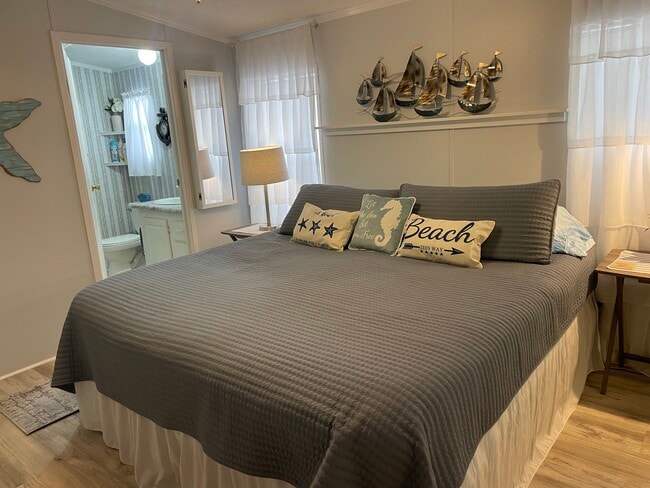 Building Photo - 16300 Pine Ridge Rd