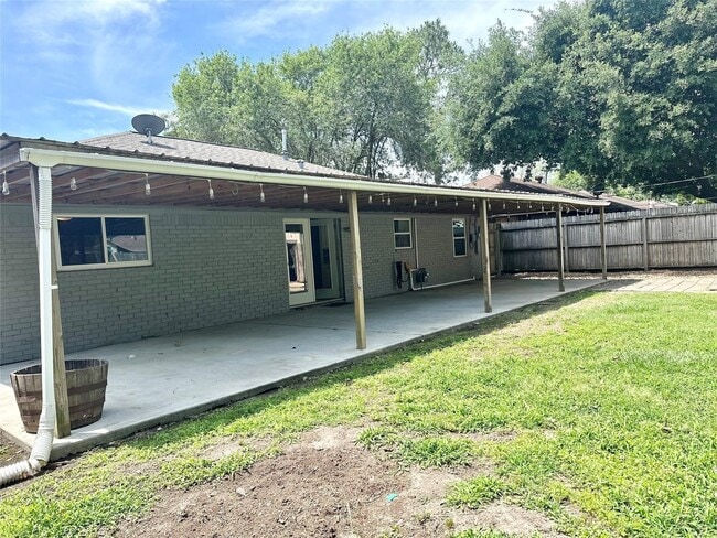 Building Photo - 1126 E Dartmouth Ln