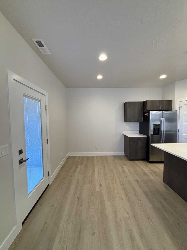 Building Photo - Beautiful Crimson Park Townhome!