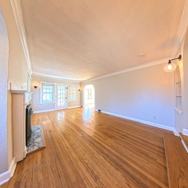 Building Photo - 3 Bedroom 3 Bathroom Home in Des Moines