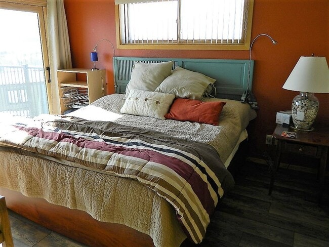 Building Photo - Summer Seasonal Rental- Lake Forest E301