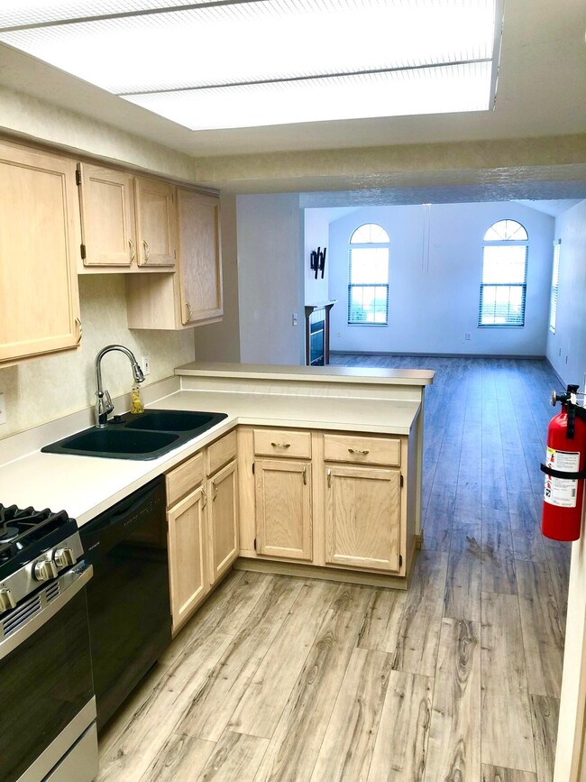 Building Photo - 6835 Villabrook Dr