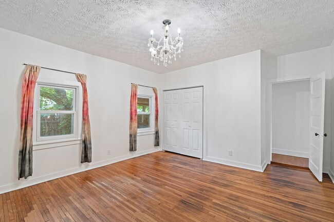 Building Photo - Adorable East Nashville Cottage w/ HUGE Fully-Fenced backyard!