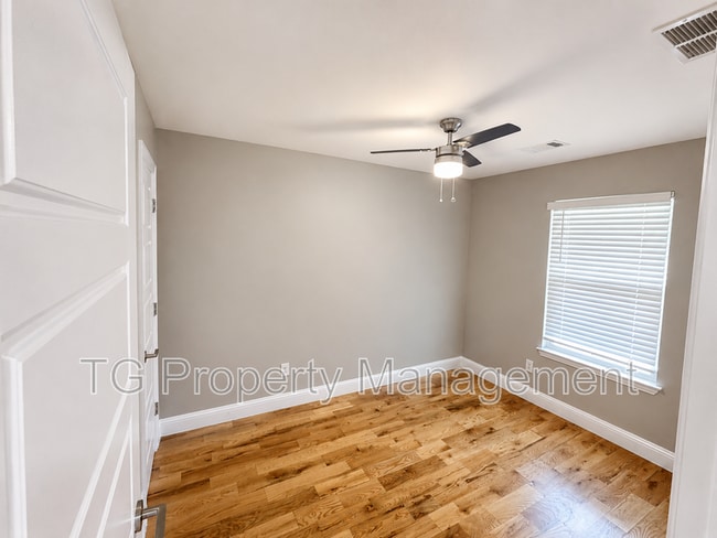Building Photo - 3825 Dismount St
