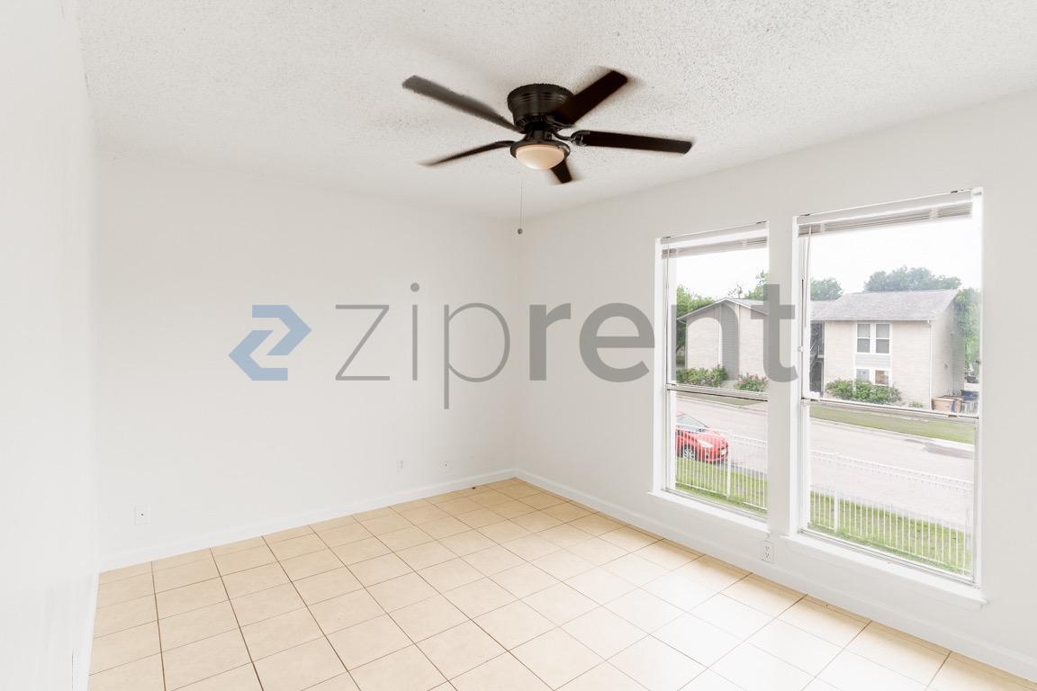 Building Photo - Unit D