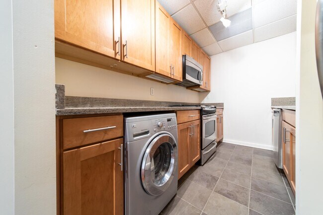 Building Photo - 227 Christopher Columbus Dr
