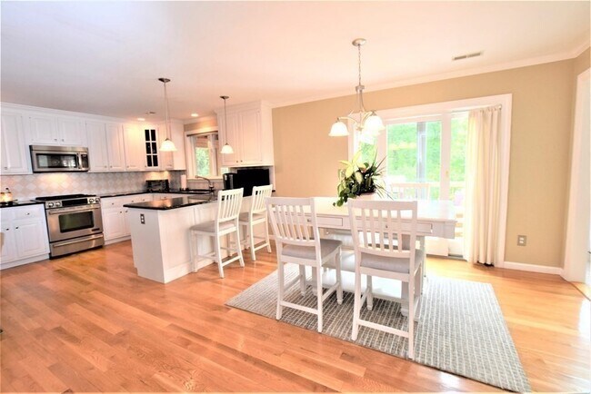 Building Photo - 398 Davis St