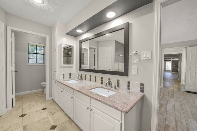 Building Photo - 5147 Beechnut St