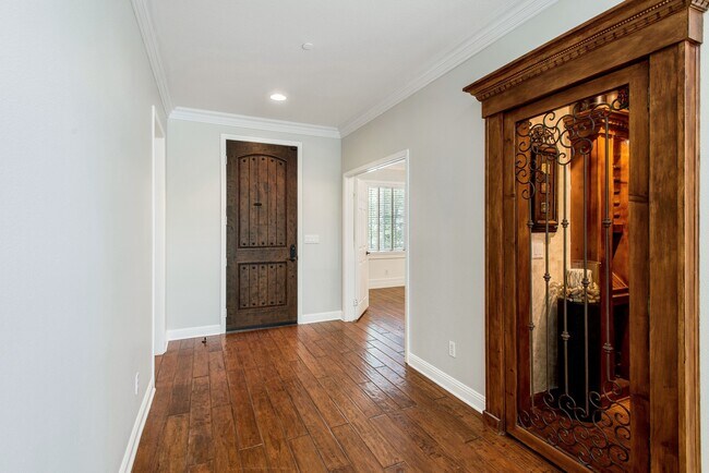 Building Photo - Beautiful 5 bedroom/ 3 Bath Miraleste home...