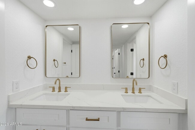 Building Photo - 2029 N Sunset Dr