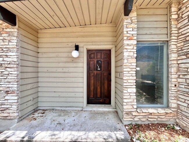 Building Photo - Bright and Spacious Single-Level Living in...