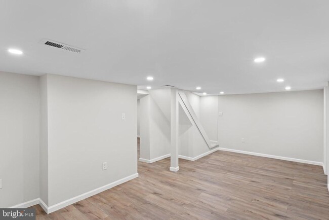 Building Photo - 5004 Barnaby Ln