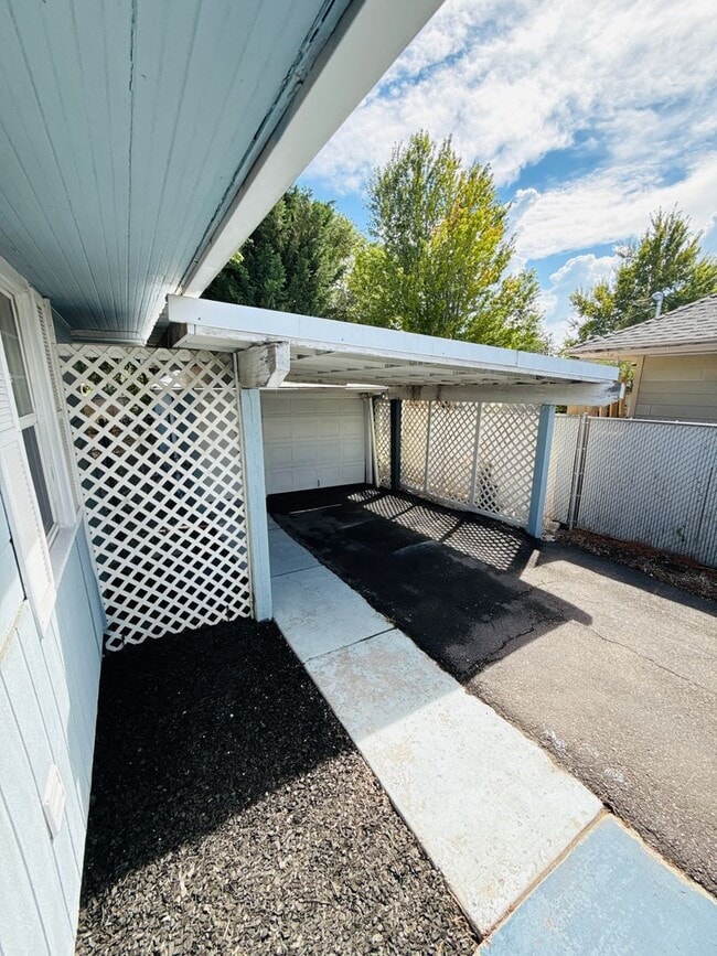 Building Photo - Updated 2bdrm 1 bath house  walking distan...