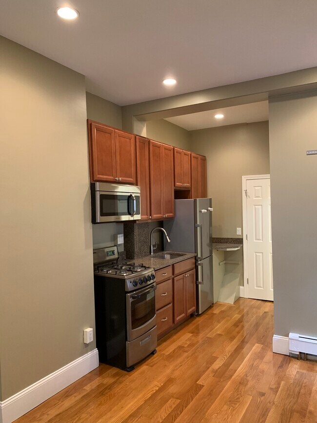 Building Photo - 154 Mount Auburn St