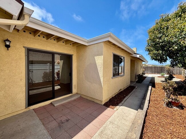 Building Photo - Oxnard | Welcome to the Pearl of Oxnard Du...