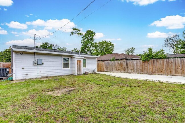 Building Photo - 8020 Bendell Dr