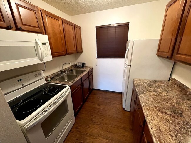 Building Photo - 3154 Lakeside Dr