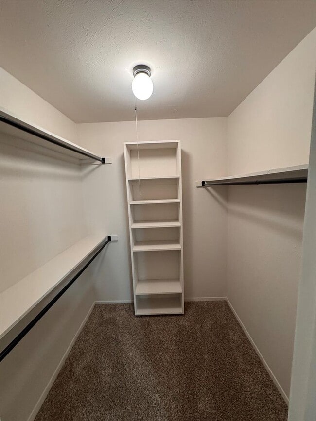 Building Photo - Great Oak Lawn Location!