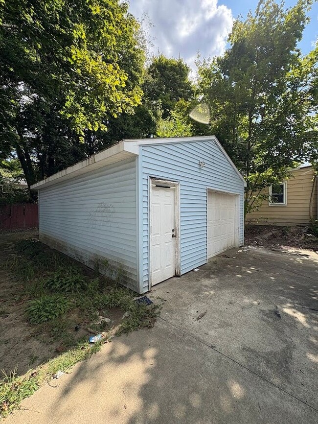 Building Photo - Three bedroom two bathroom home for rent