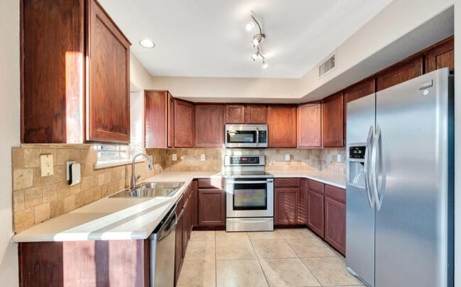 Building Photo - 3913 E Monona Dr