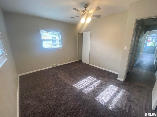 Building Photo - 2733 E 18th St