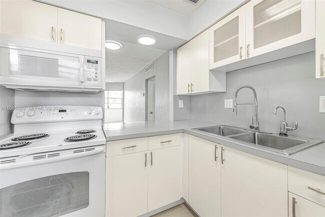 Building Photo - 1715 NE Miami Gardens Dr