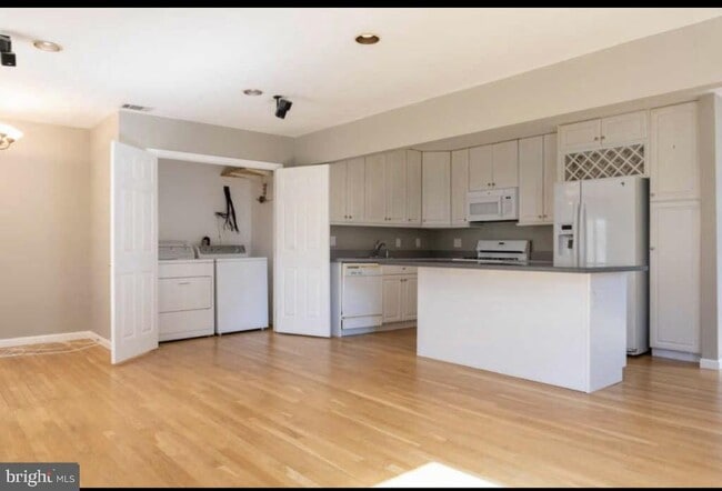 Building Photo - 1816 Pimmit Dr