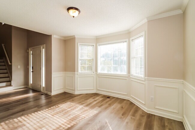 Building Photo - 1042 Whispering Woods Dr