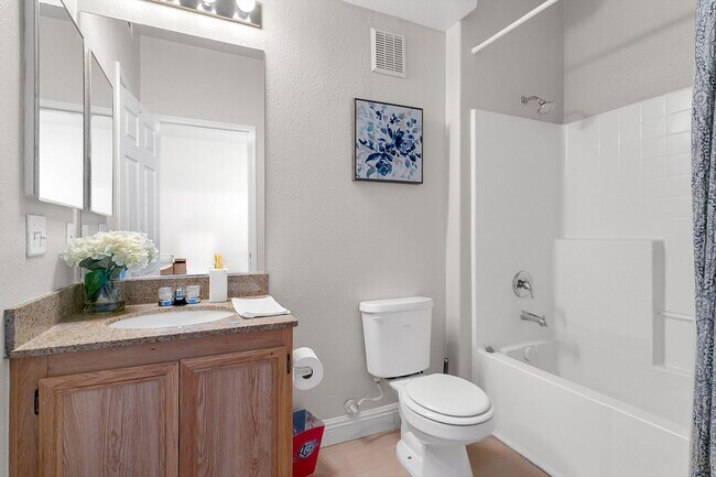 Building Photo - Fully Furnished/Great location 3 bedrooms 2  bath, community pool/gated in south summerlin area