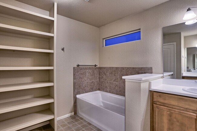 Building Photo - 4 Bedroom Home in East Windsor