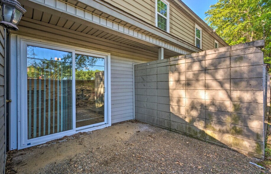 Building Photo - 805 Bishop Warren Dr