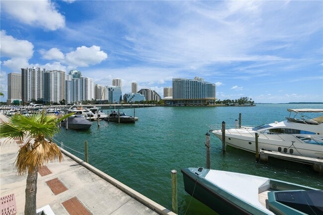 Building Photo - 801 Brickell Bay Dr