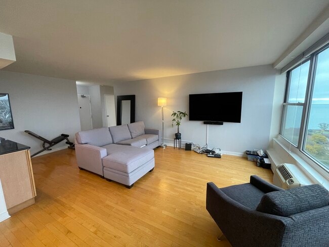 Building Photo - 3900 N Lake Shore Dr