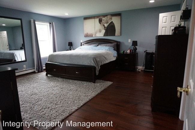 Building Photo - 4 br, 2.5 bath House - 10 Loosestrife Dr.