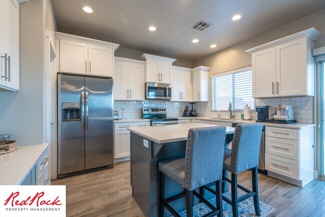Building Photo - Beautiful townhome in desirable neighborho...