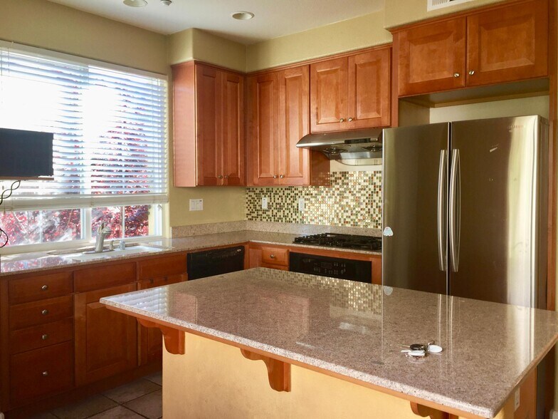 Building Photo - 1061 Pearl Terrace